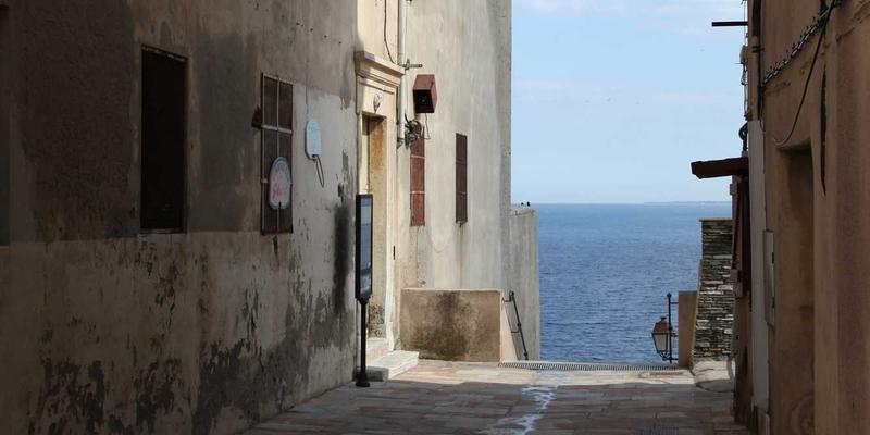 从闲置流转到邻里互助：南京太平南路17号社区公共空间如何重塑本地生活服务